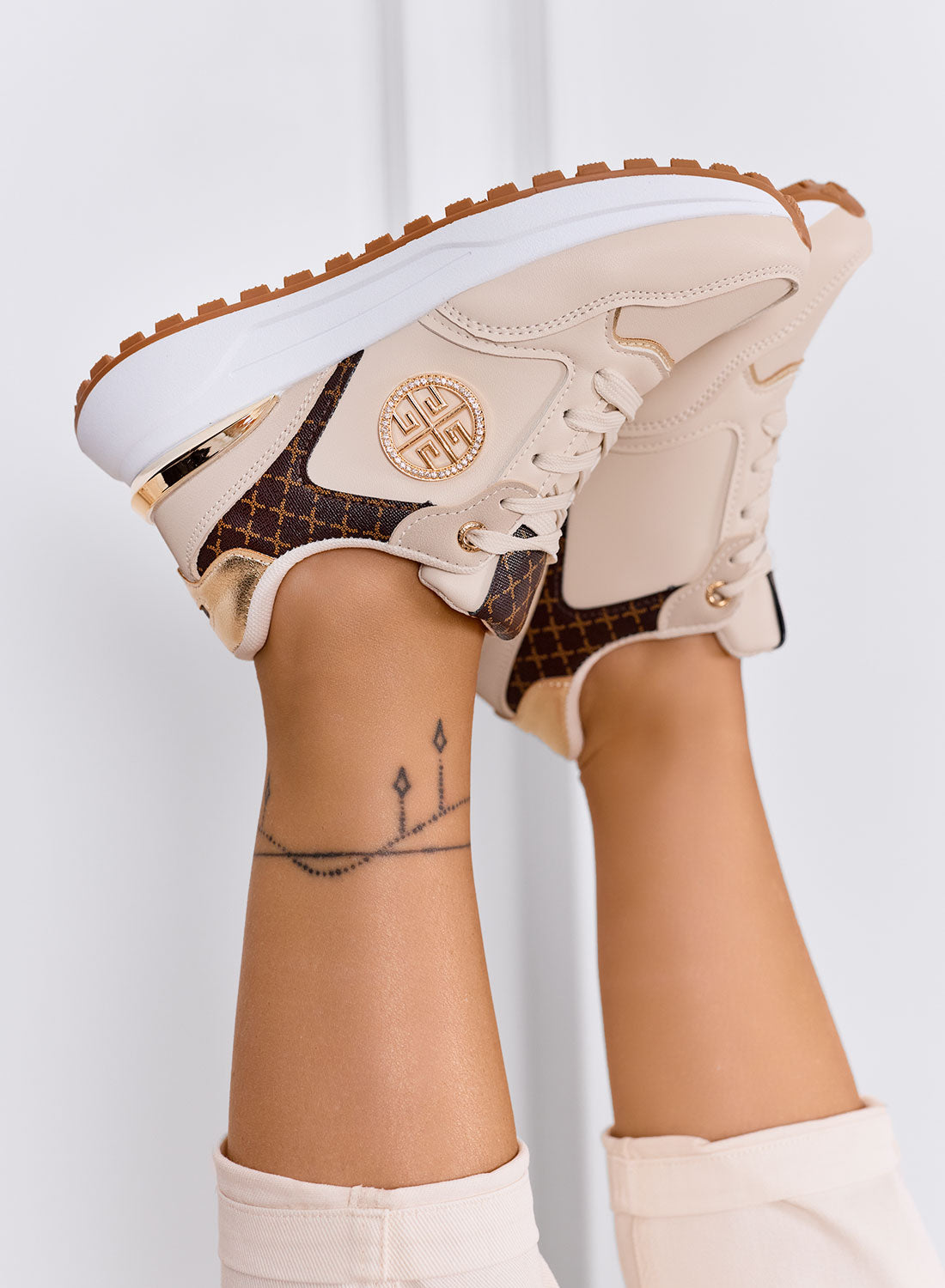 GLAMY - Baskets beiges avec détails dorés et imprimé monogramme