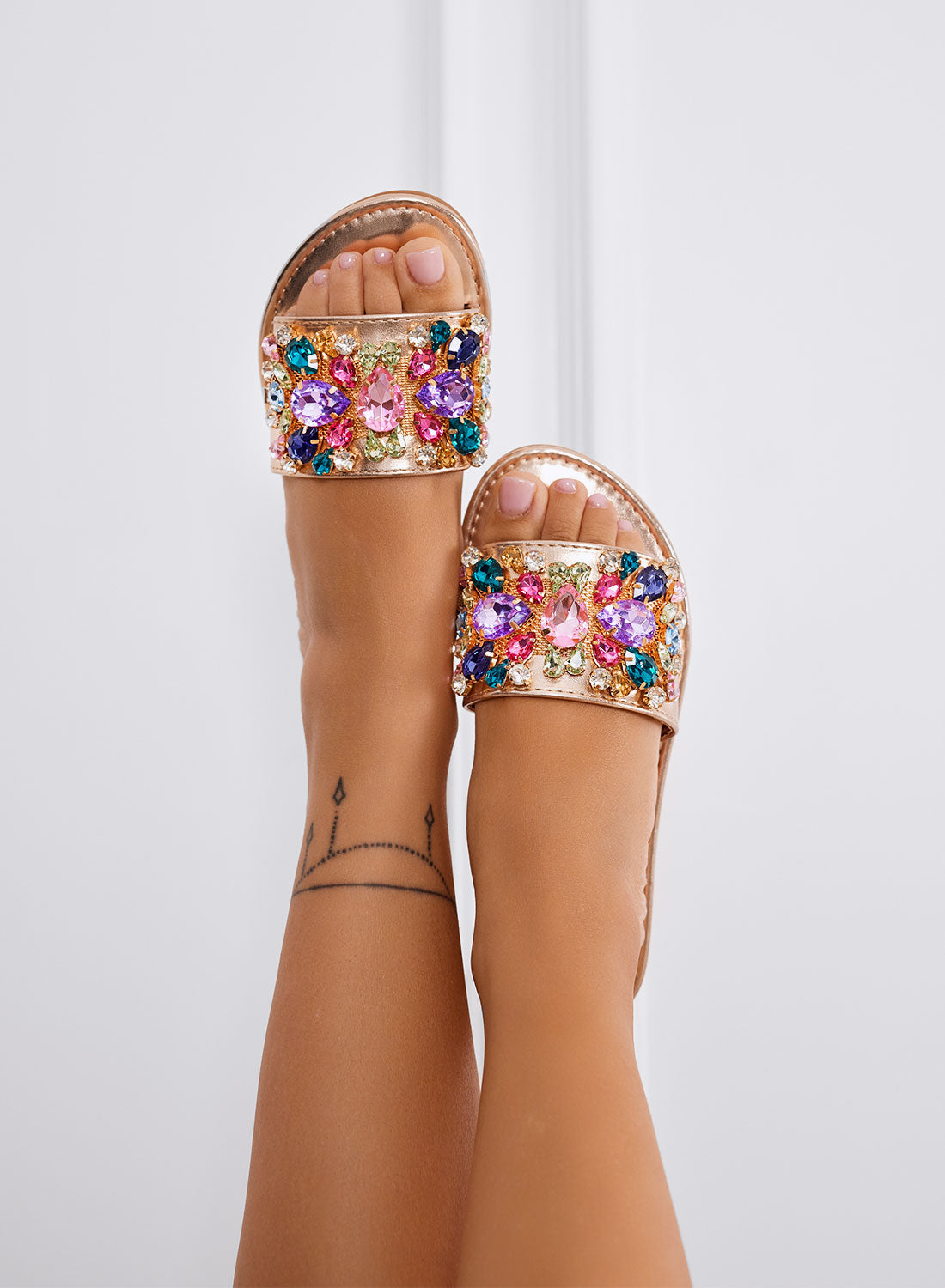 CLELIA - Sandali Ciabatte gioiello champagne con pietre multicolor e suola bassa