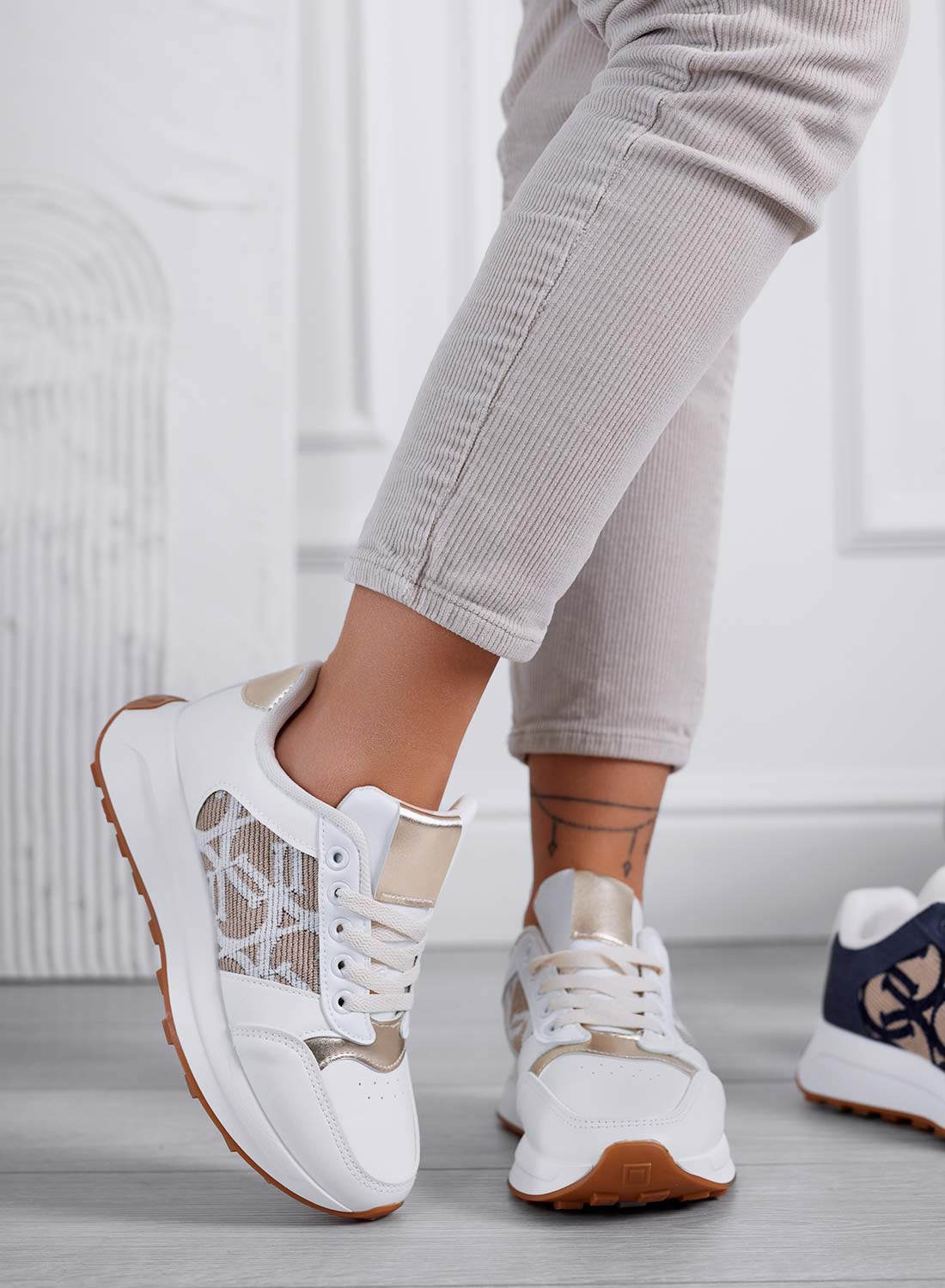 HARRIS - Sneakers da donna bianca con trama elegante e dettagli oro