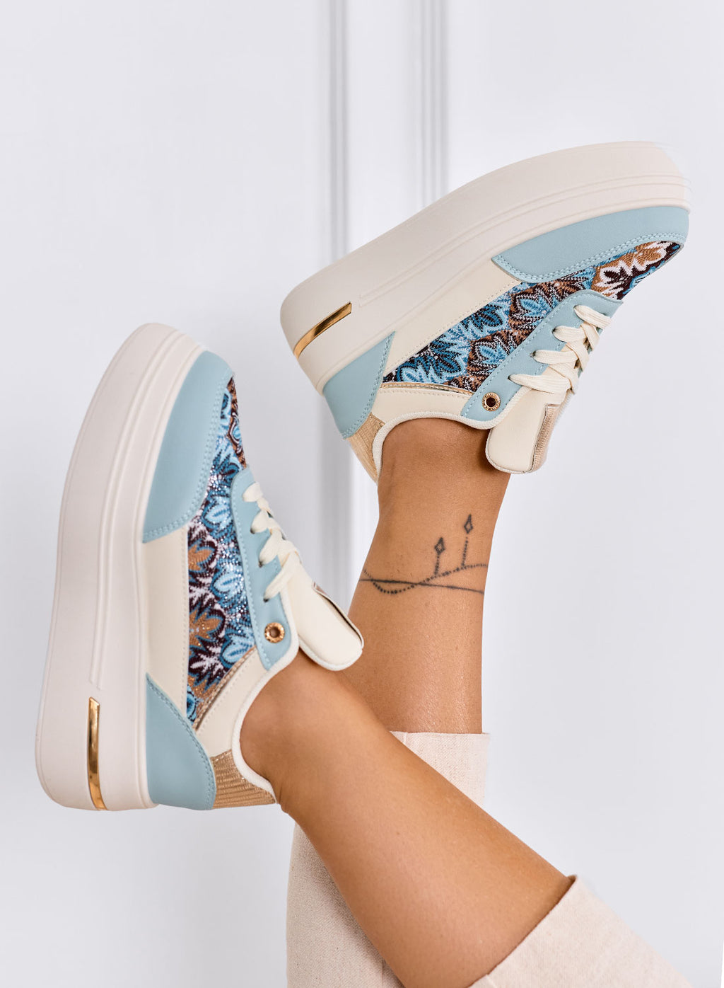 PRAGA - Sneakers azzurre platform con inserti in tessuto a fantasia