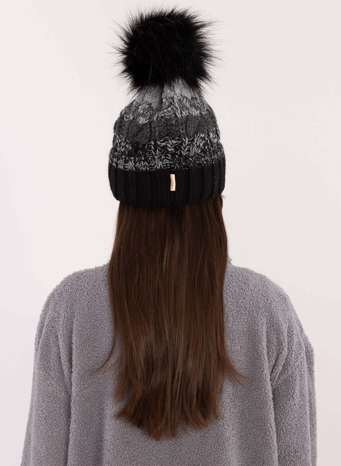 Cappello nero con imbottitura interna e pompon