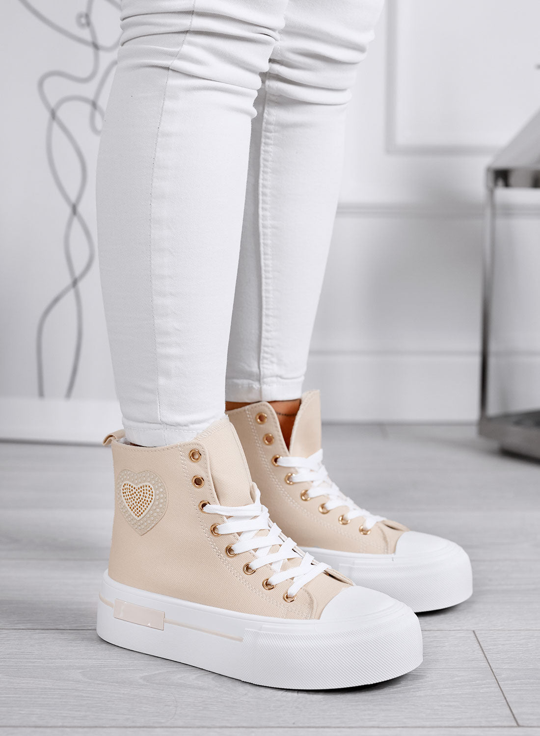 LARA - Beige high-top sneakers with platform sole and heart detail