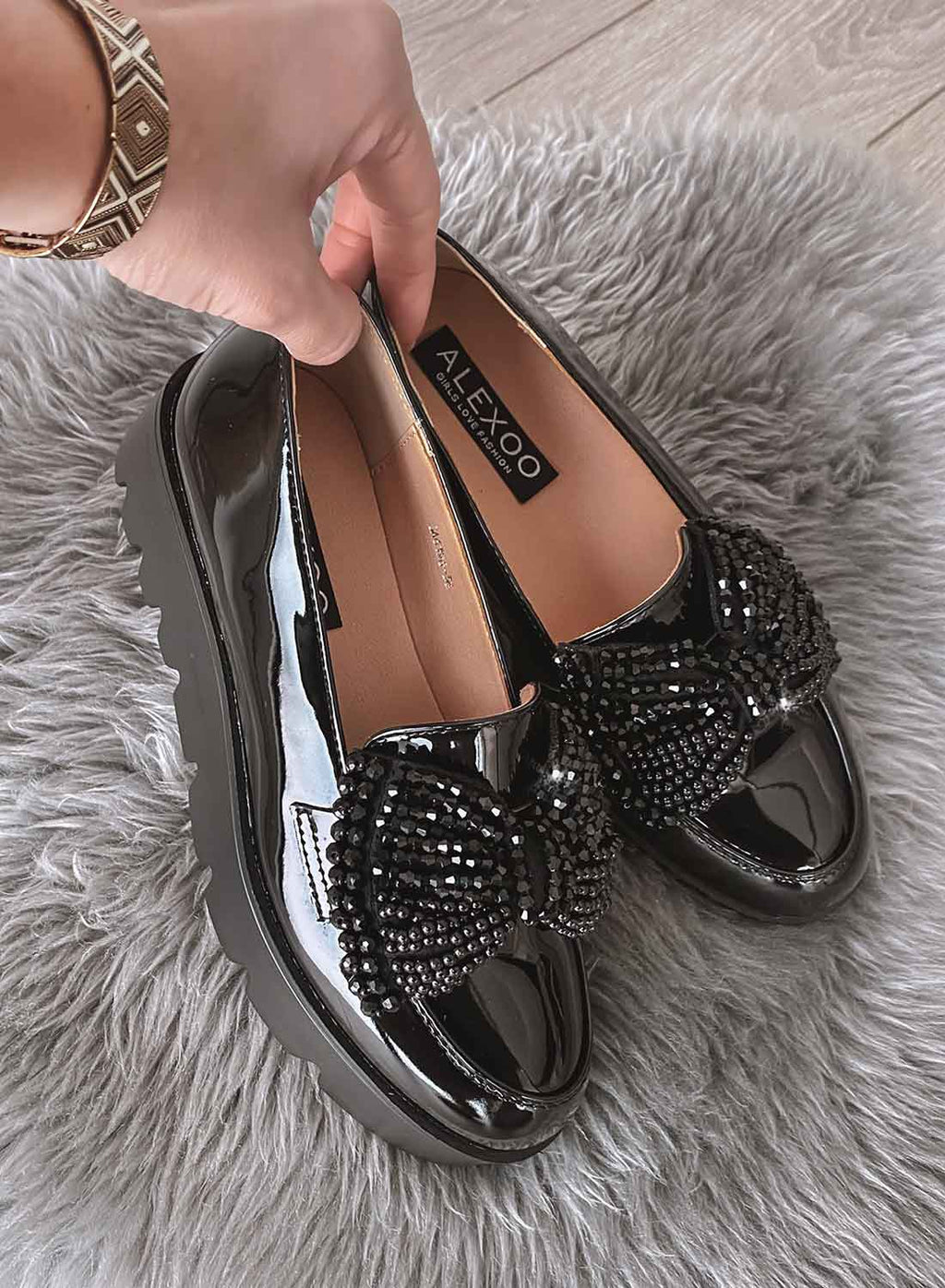 Mocassins noirs en vernis avec nœud en strass