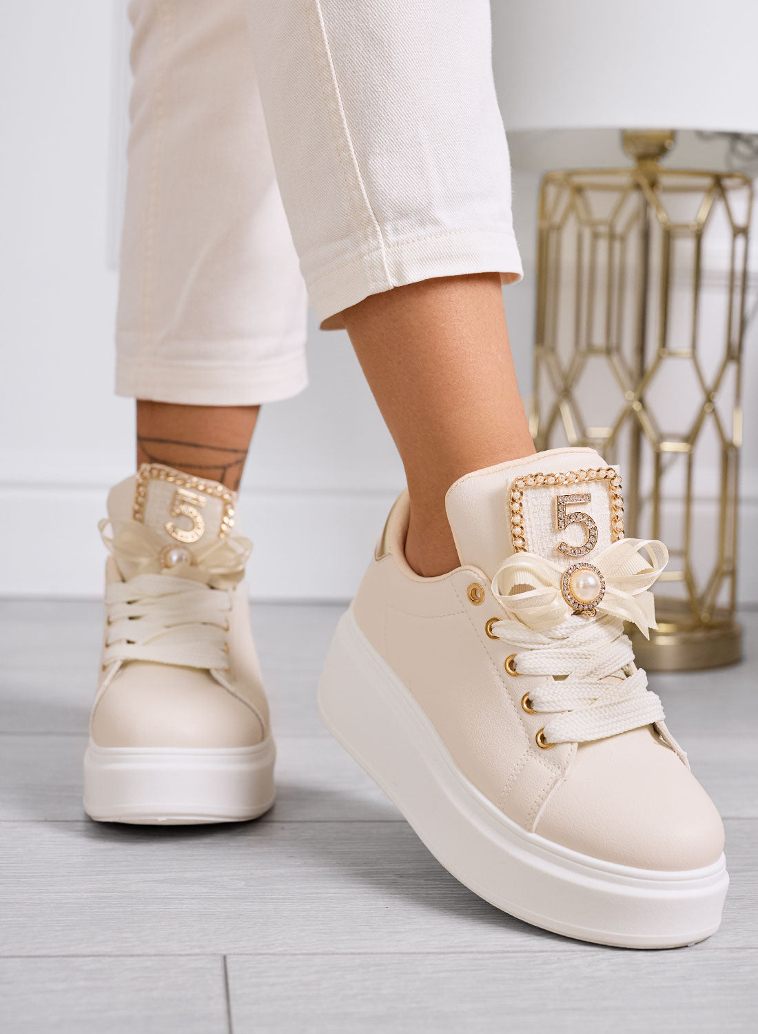 VALENTINA - Sneakers beige platform con numero 5 e dettaglio perla