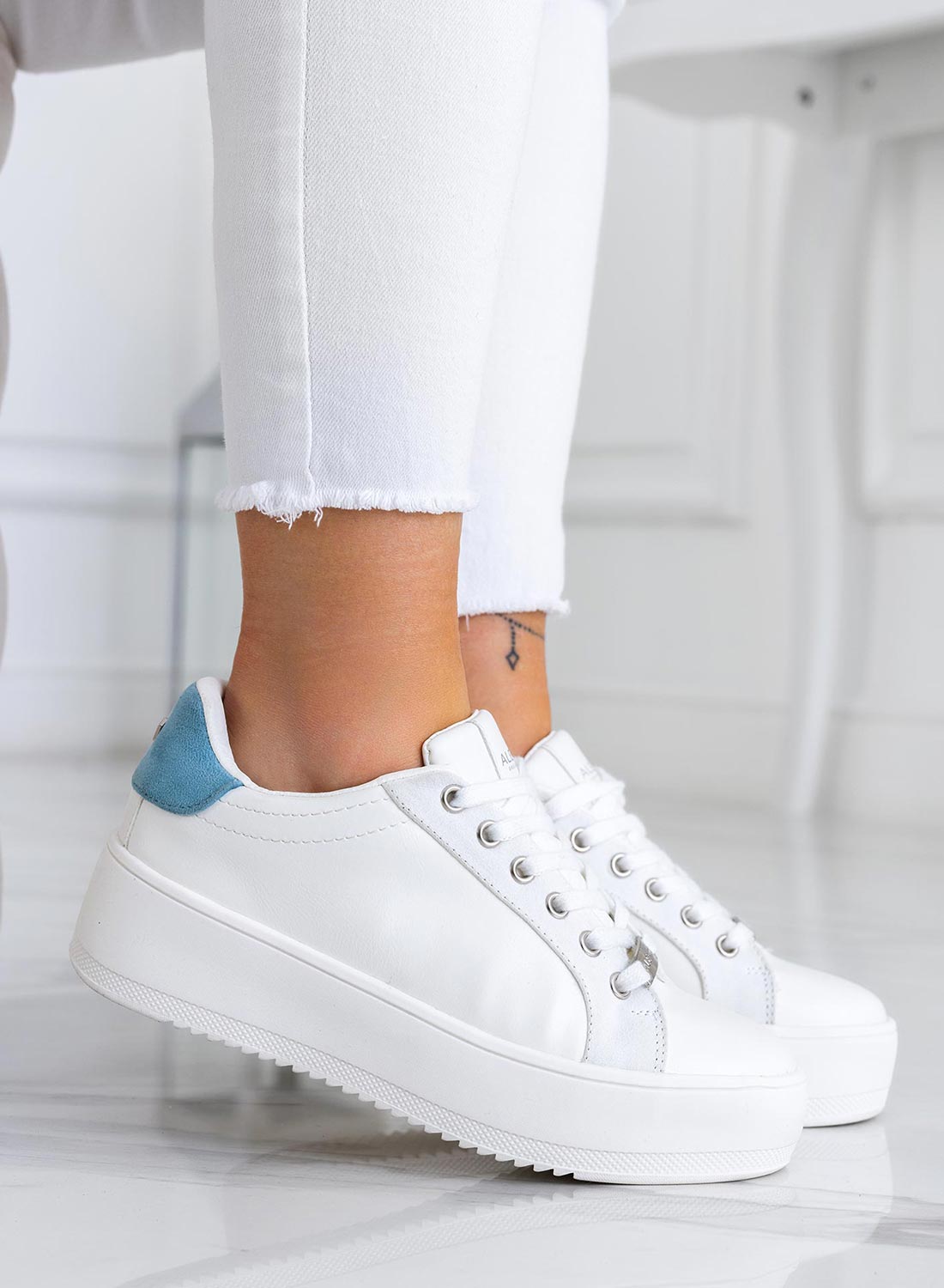 CARRY - Zapatillas blancas Alexoo con acabados dorados y parte trasera azul