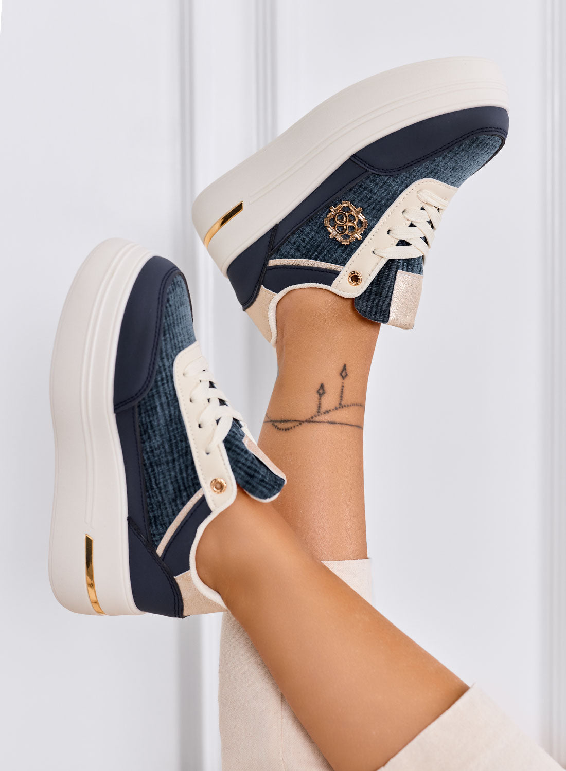 PILAR - Sneakers blu con dettagli oro e suola platform