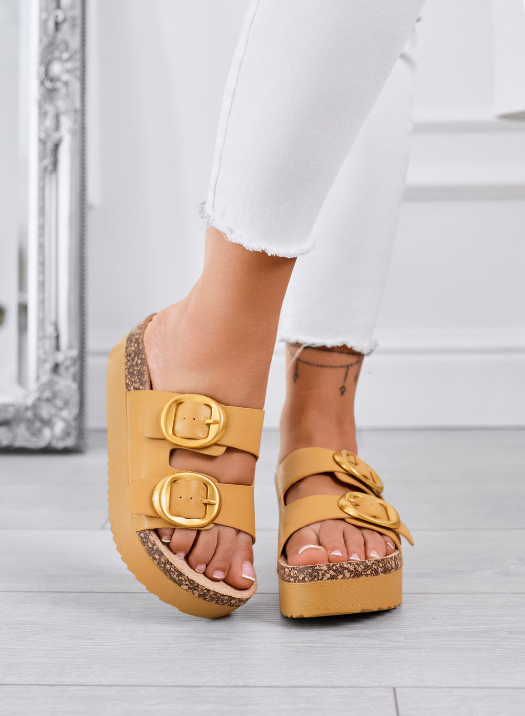SOFIA - Sandali beige Ciabatte platform con doppia fibbia oro