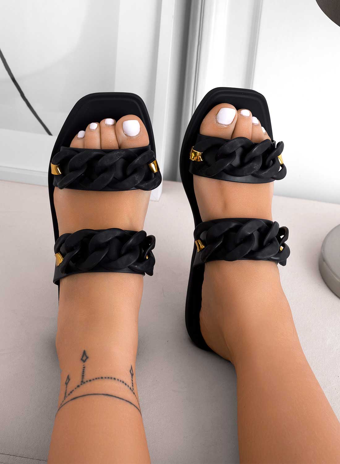 IBIZA - Alexoo black rubber beach sandals with chain