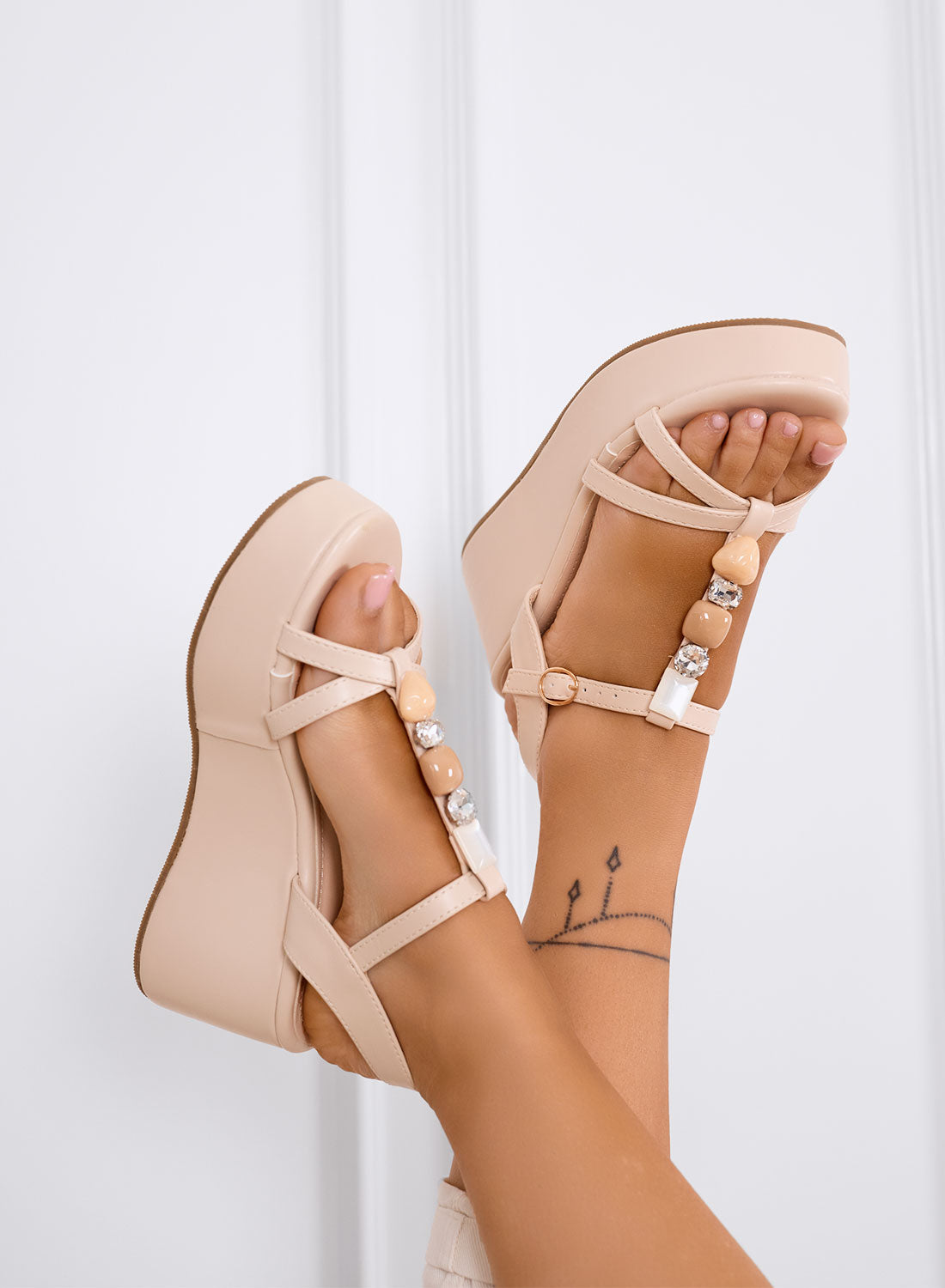 LEON - Sandali Zeppe beige con cinturini e pietre gioiello