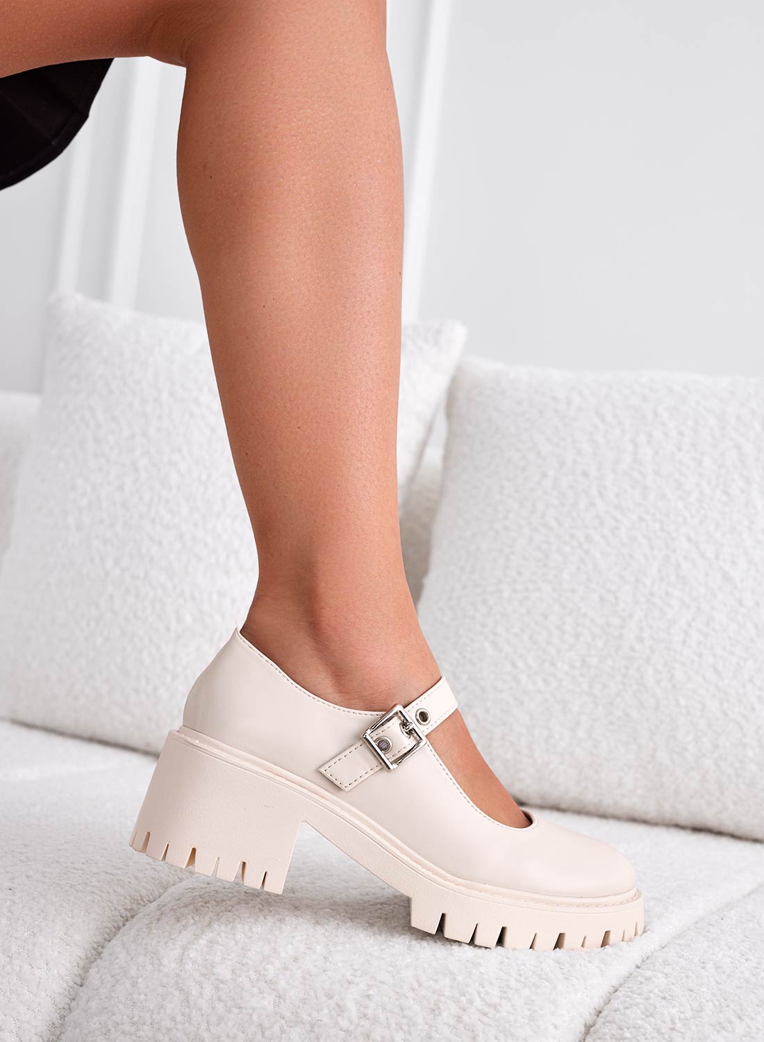 Scarpe mary jane beige con cinturino e fibbia