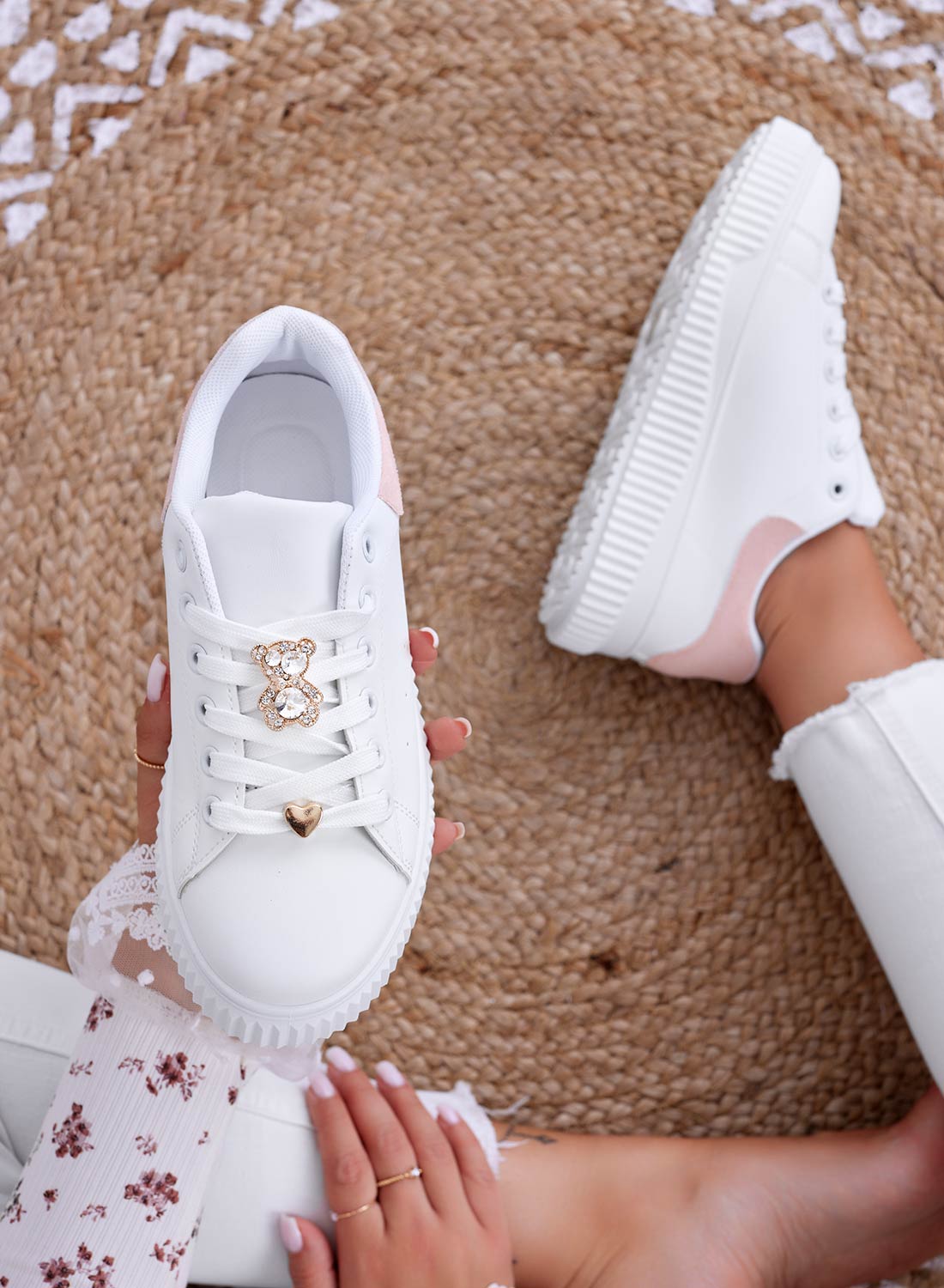 BEVERLY - Sneakers bianche con orsetto gioiello e retro rosa