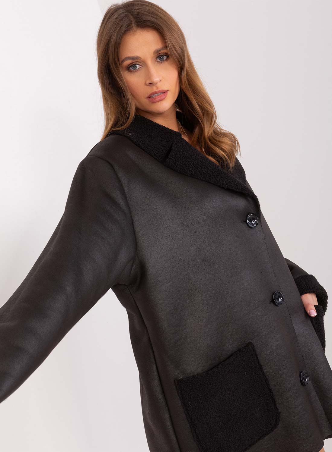 Giacca nera in montone oversize con tasche a contrasto
