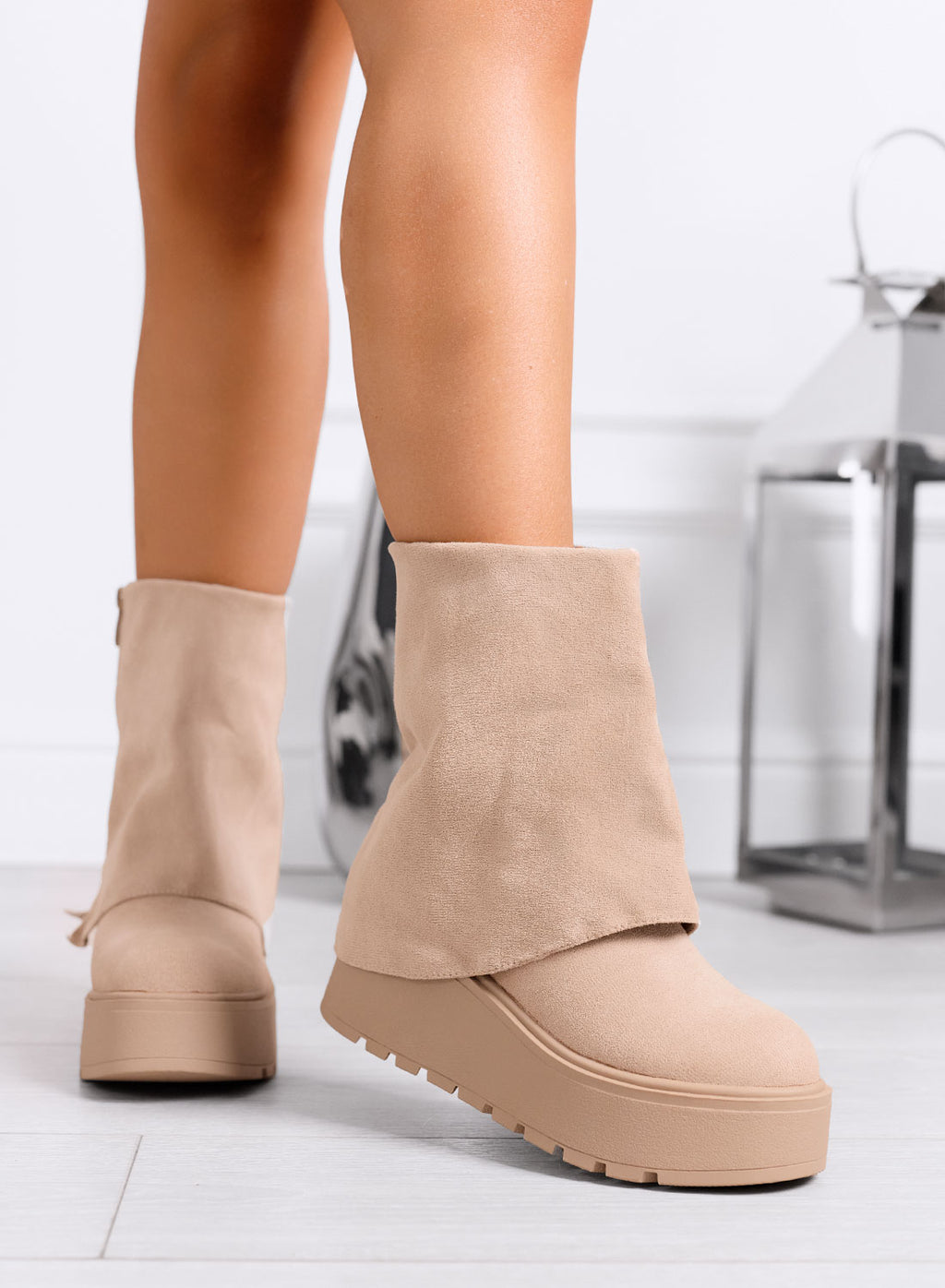 TIBERIA - Stivaletti beige scamosciati con risvolto e zeppa
