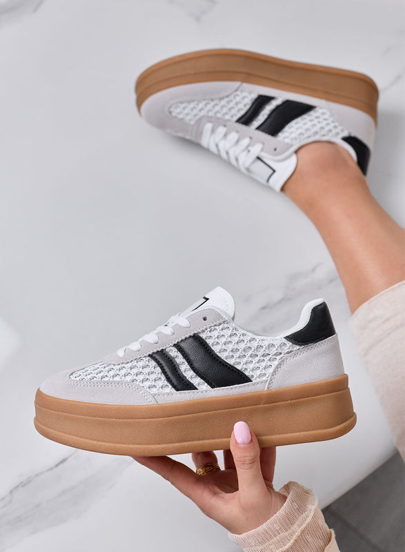 MARISOL - Zapatillas grises con detalles negros y suela de goma