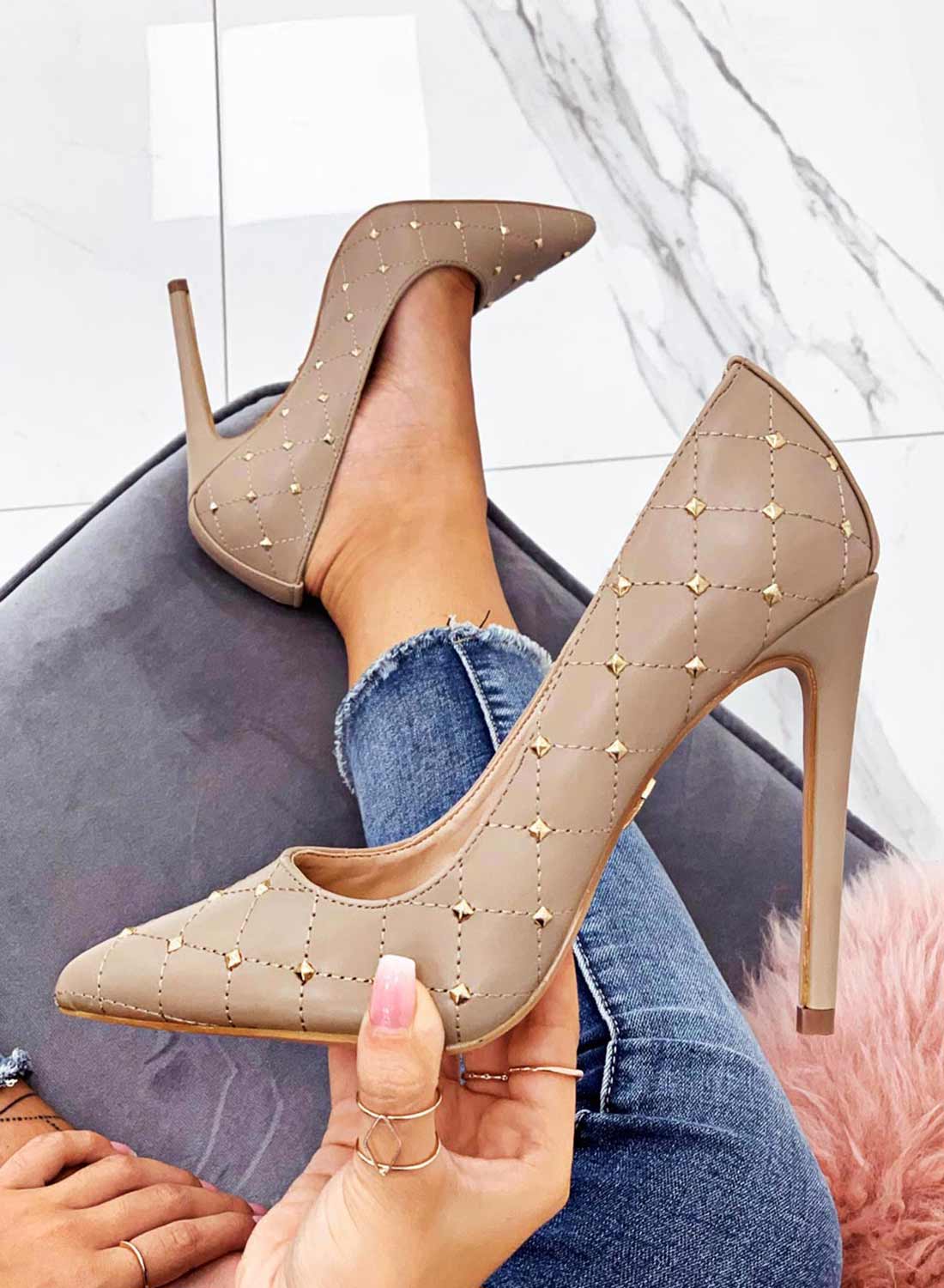 LOVELY - Decolletè beige trapuntate con borchie oro