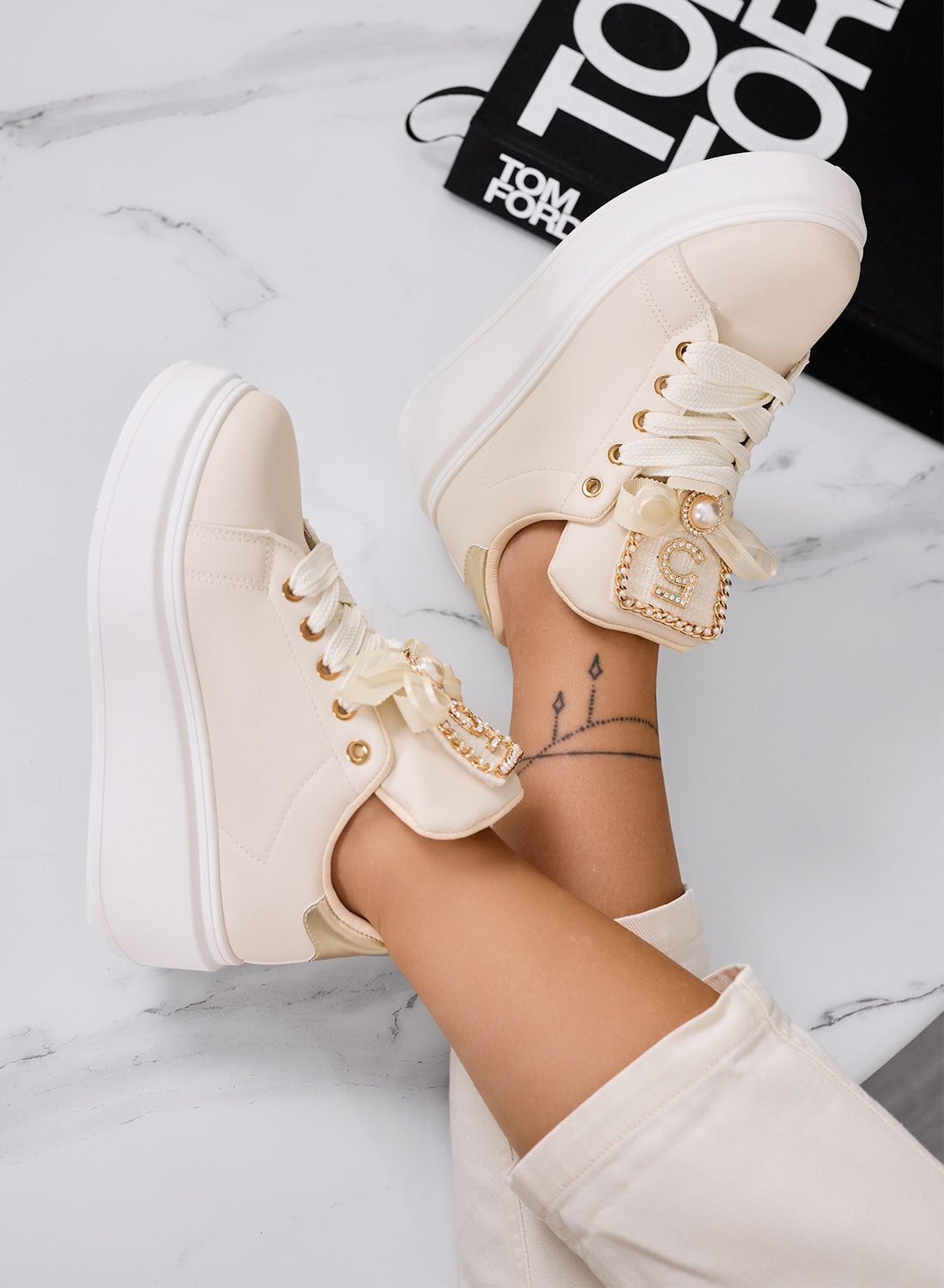 VALENTINA - Sneakers beige platform con numero 5 e dettaglio perla