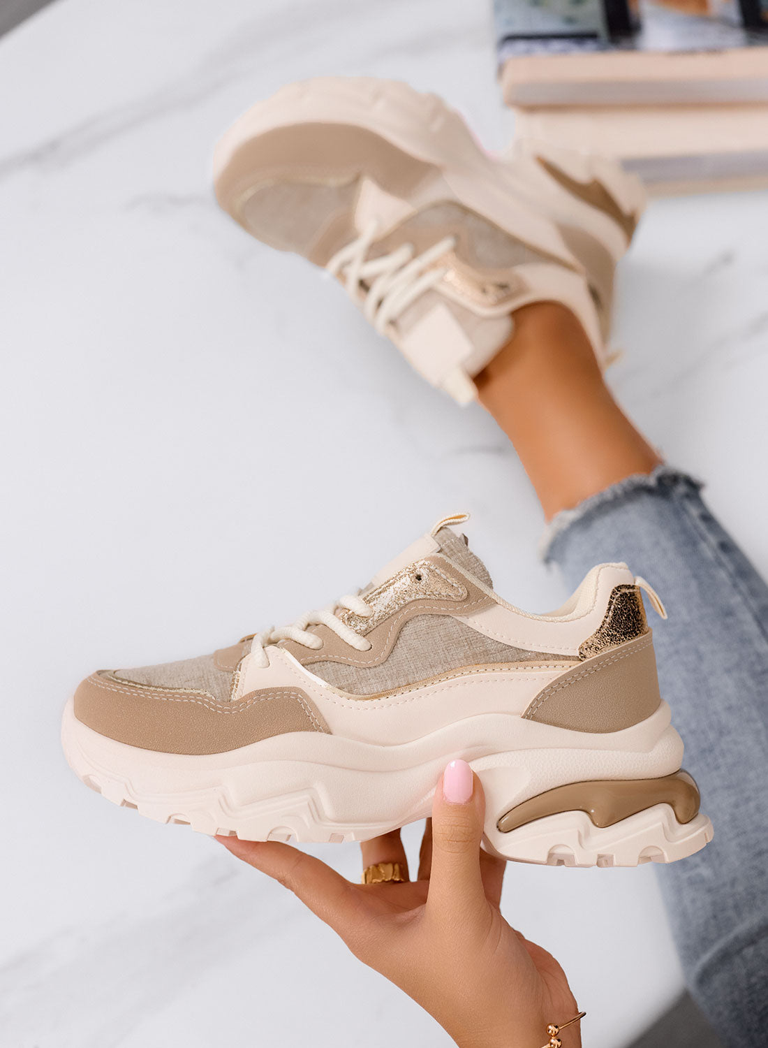 TRILLY - Baskets chunky beiges avec détails dorés et semelle épaisse