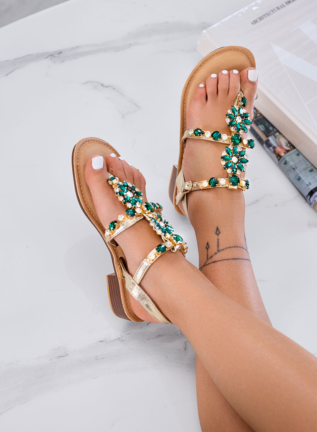 GIULY - Sandali oro bassi con pietre gioiello verdi