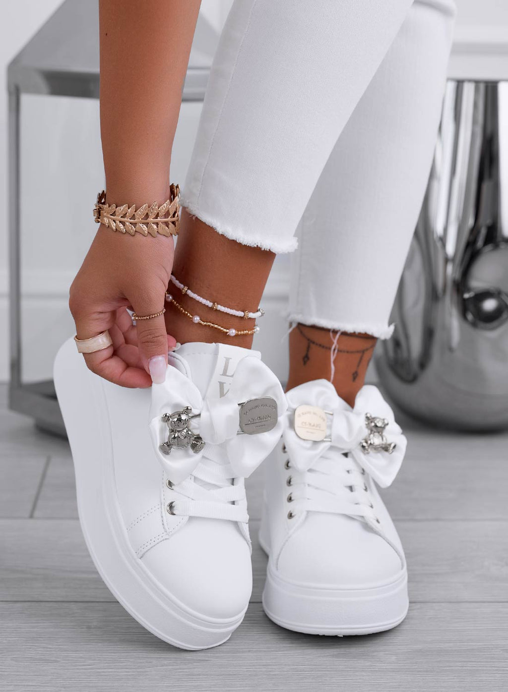 VANESSA - Sneakers bianche con fiocco e teddy argento