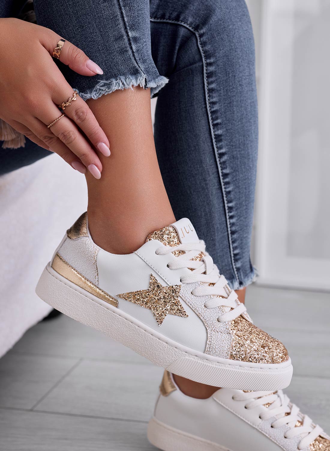 WAYS - Low-top sneakers with gold glitter and star