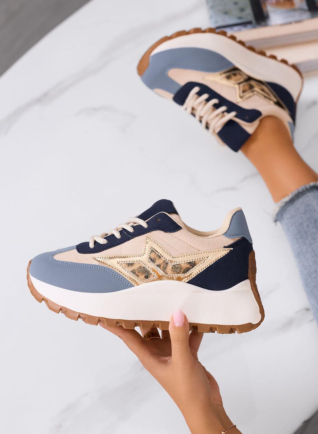 CLARISSA - Baskets bleu et beige avec détail léopard et semelle épaisse
