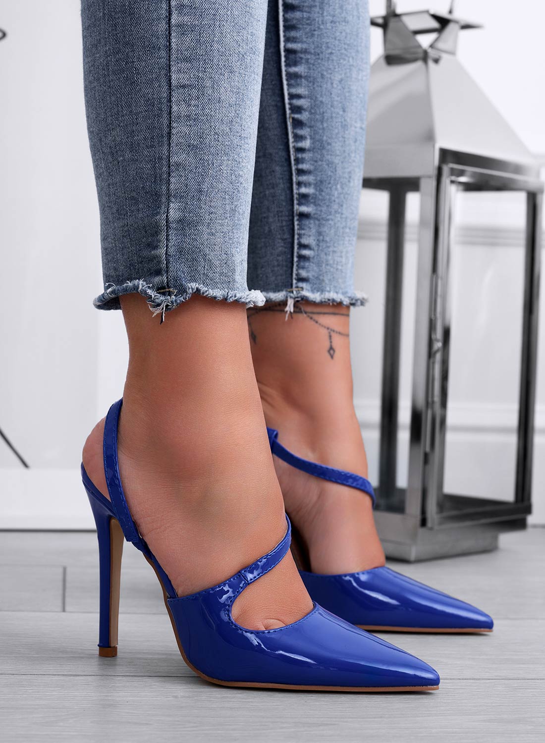 VESTA - Escarpins bleus en vernis à lacets