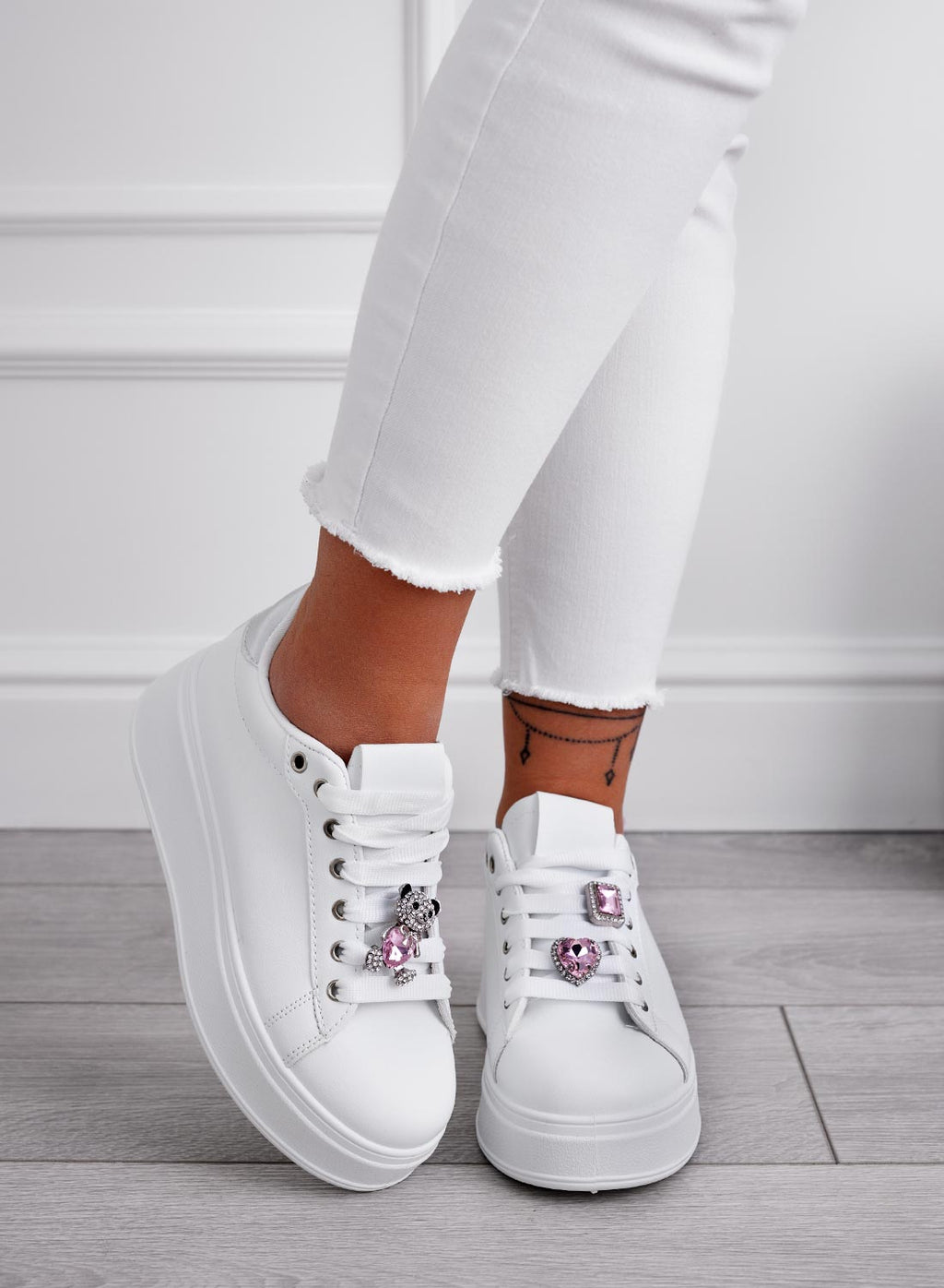 Sneakers bianche con retro argento e orsetto gioiello rosa