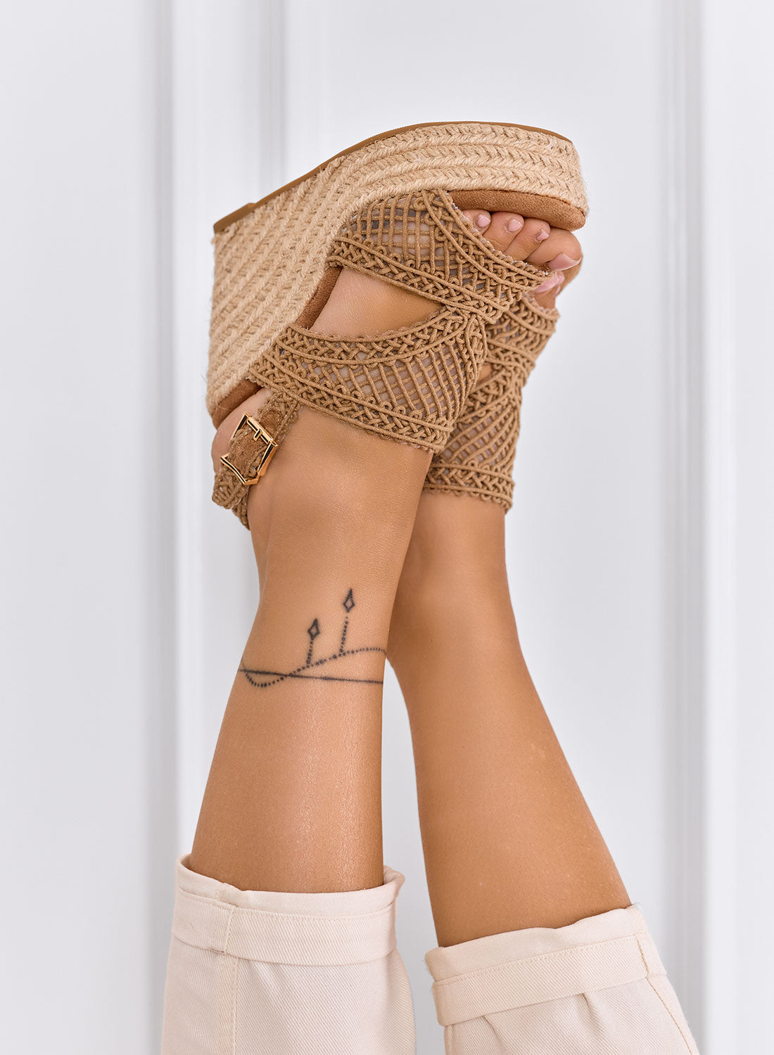 PEARL - Sandales taupe avec semelle compensée en corde et tressage crochet