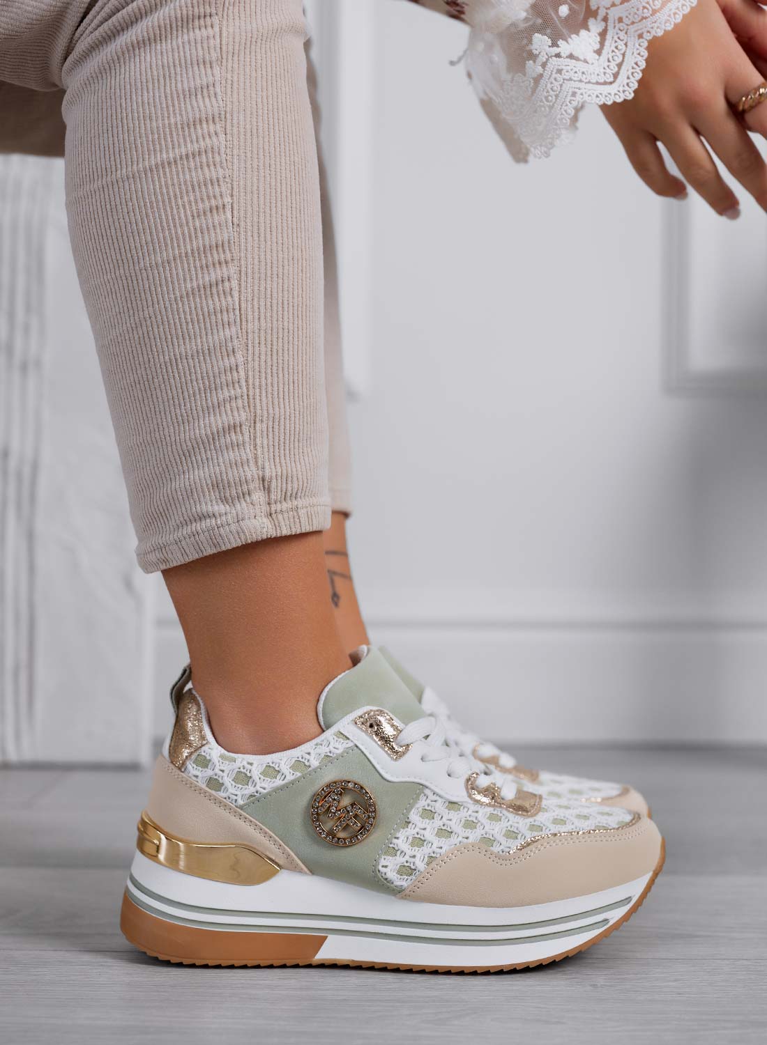WALKER - Sneakers da donna verdi con dettagli dorati e trama a rete