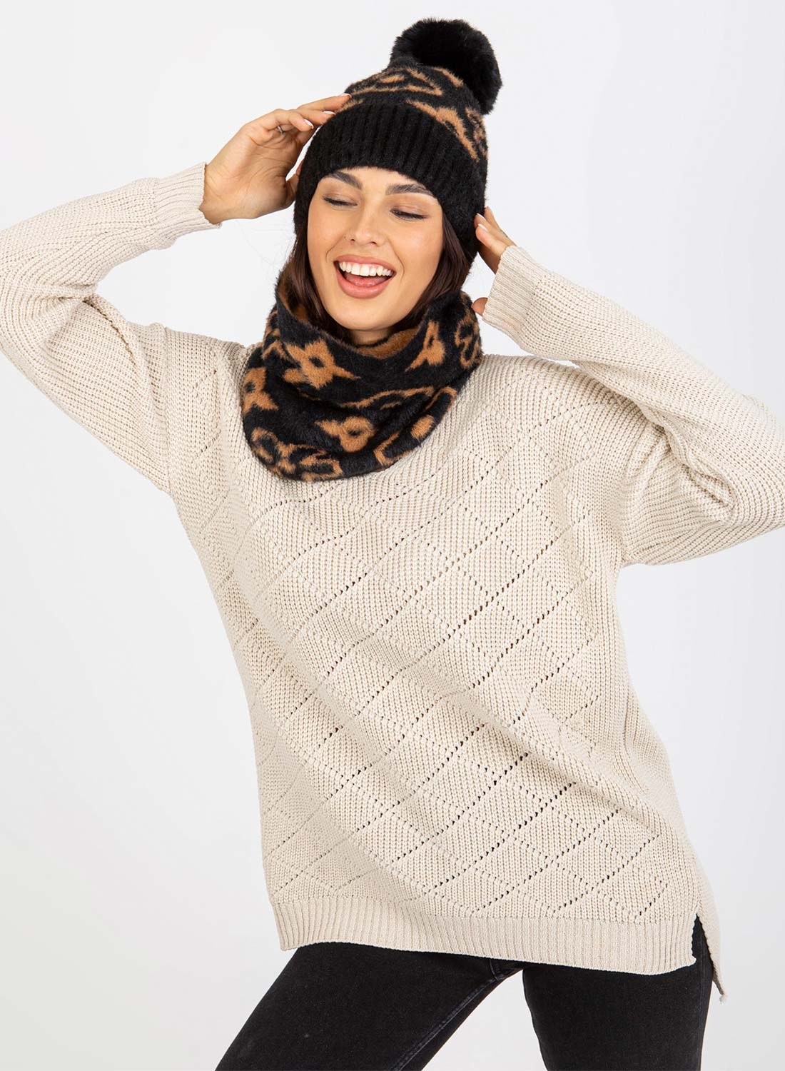 Black padded hat with pompom