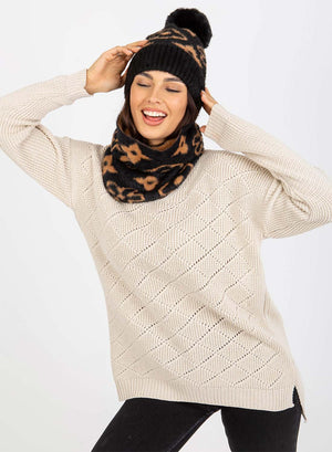 Black padded hat with pompom