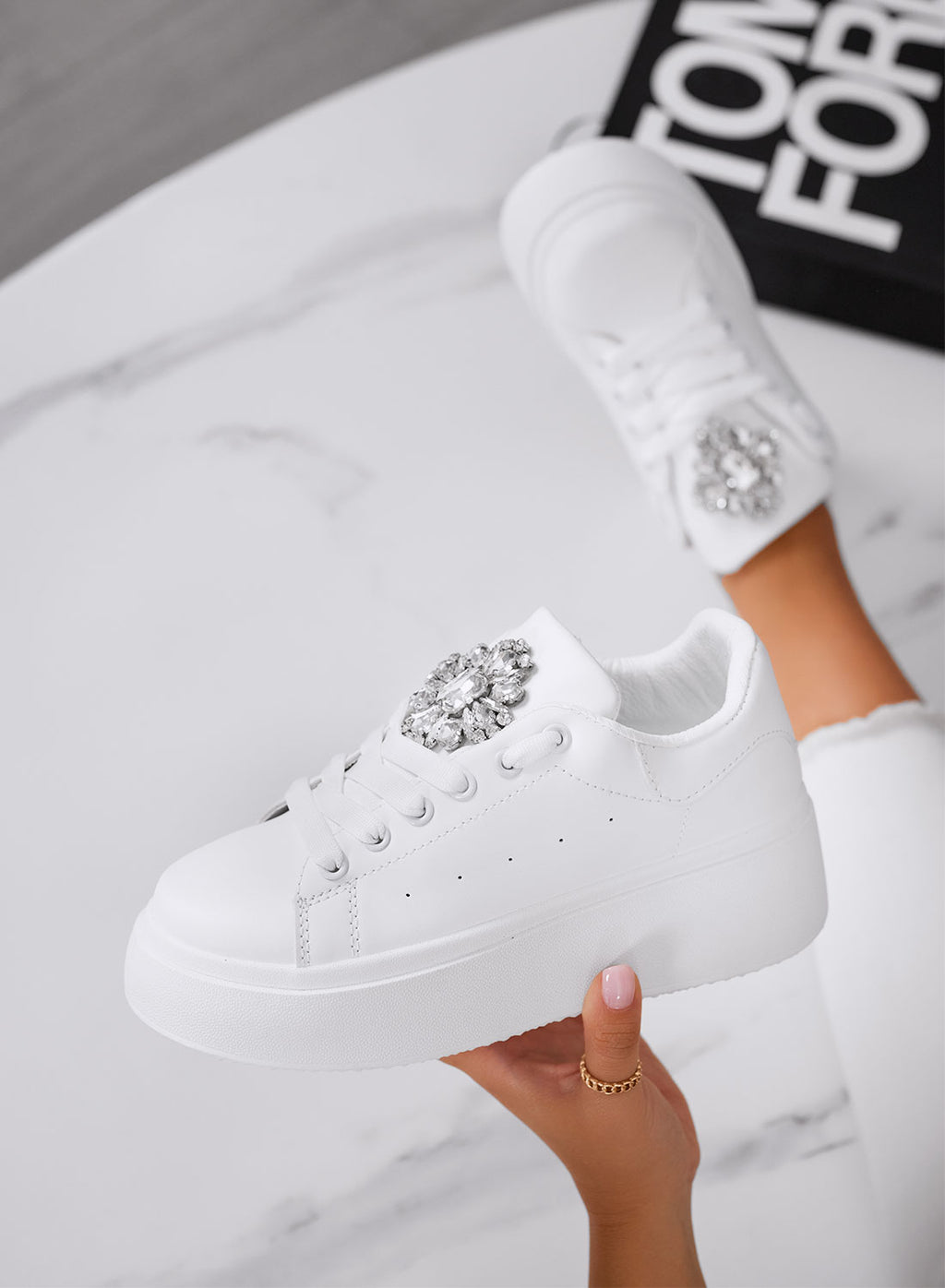 RONNIE - Sneakers bianche platform con maxi fiore gioiello argento