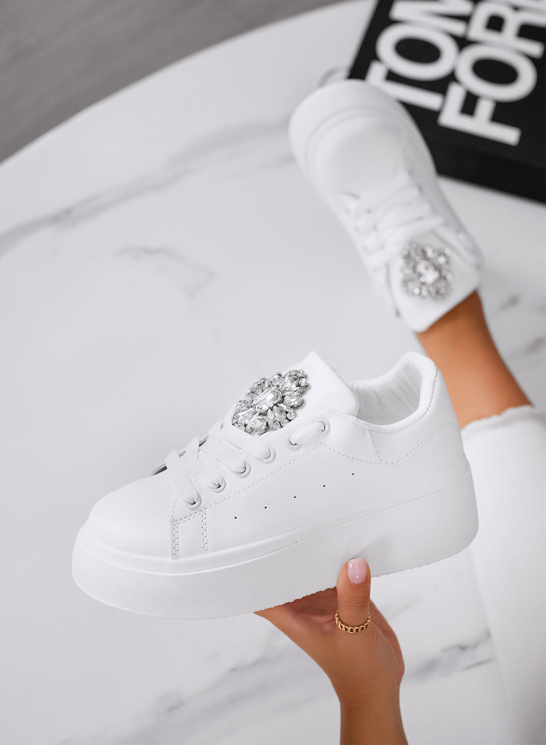 RONNIE - Sneakers bianche platform con maxi fiore gioiello argento