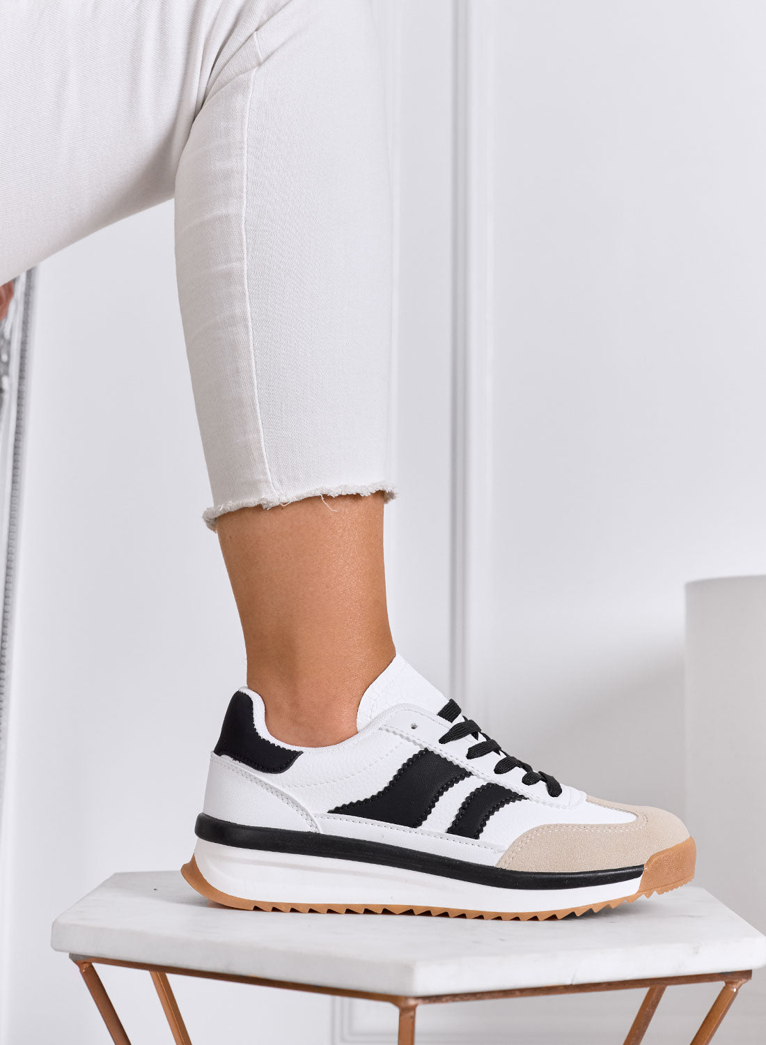 BIELLA - Sneakers bianche in tessuto con dettagli neri e suola in gomma