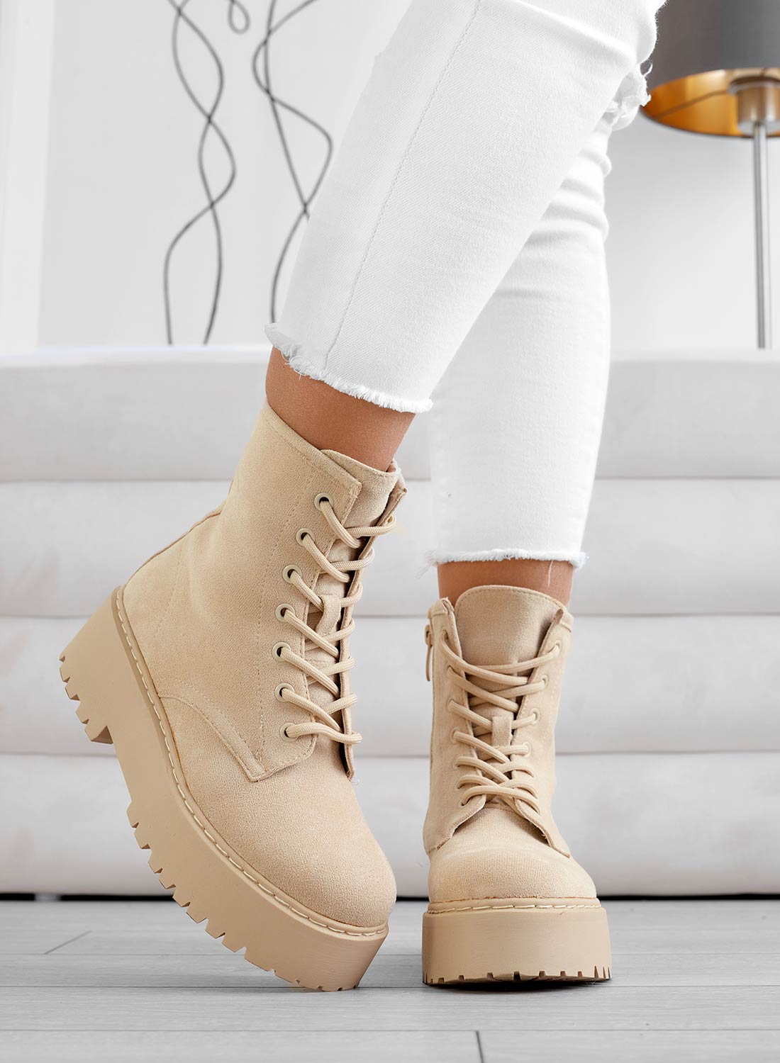 YARA - Stivaletti  anfibi beige scamosciati Alexoo