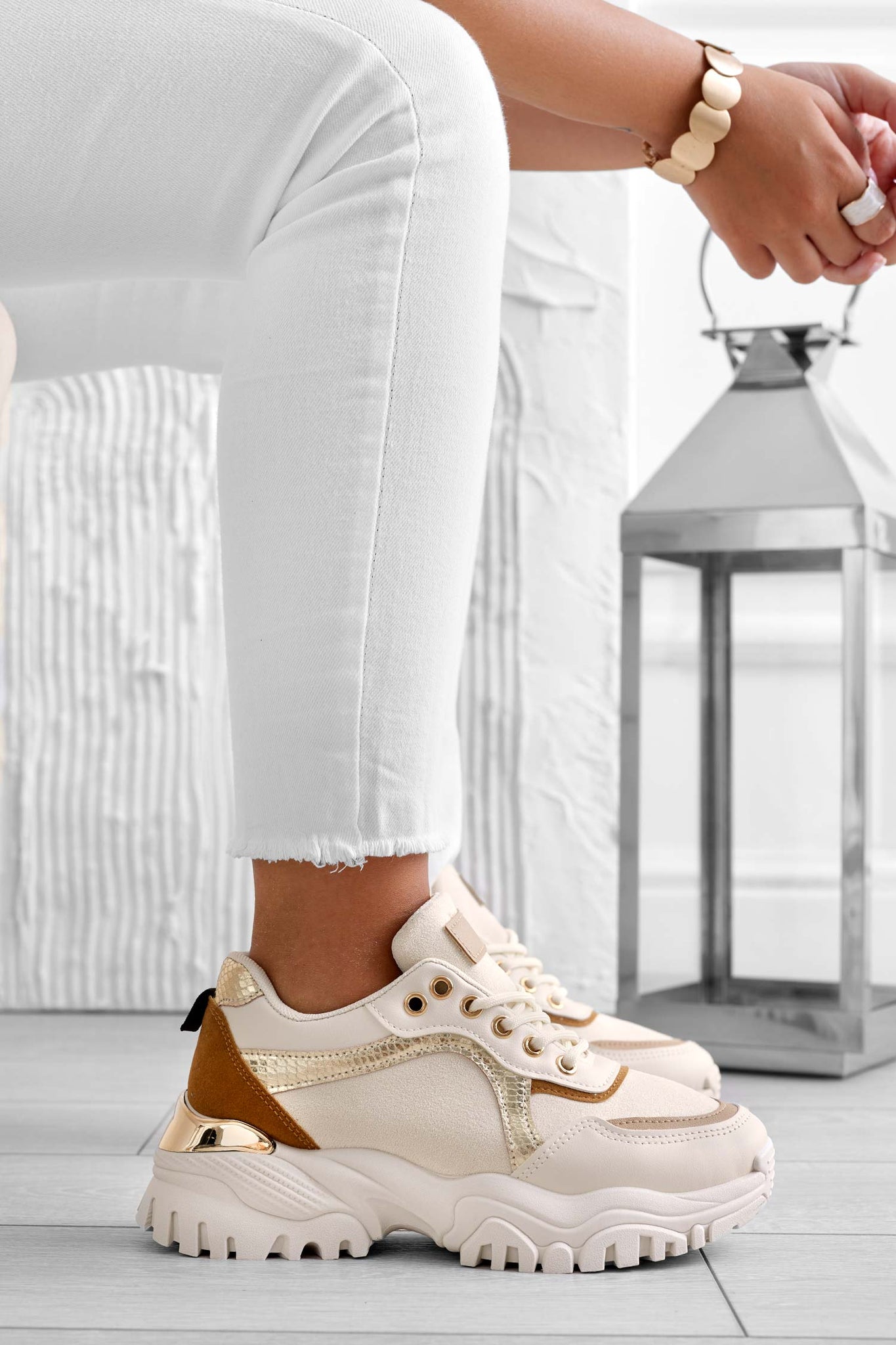 Beige sneakers with thick sole and contrasting panels