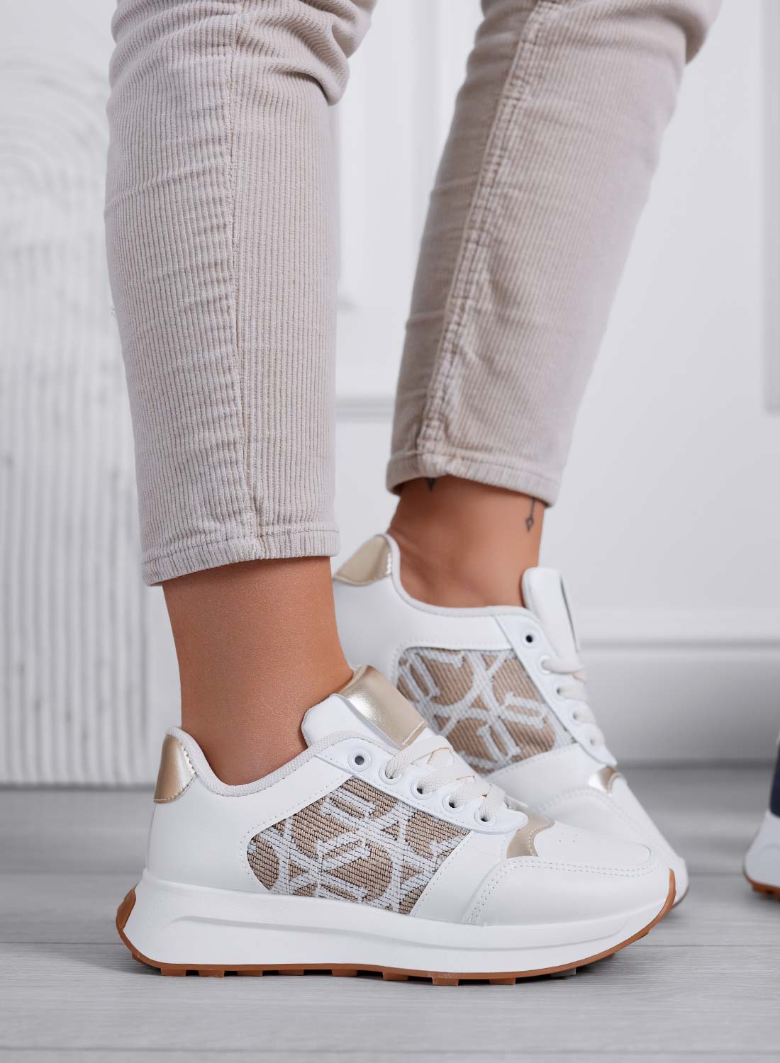 HARRIS - Sneakers da donna bianca con trama elegante e dettagli oro