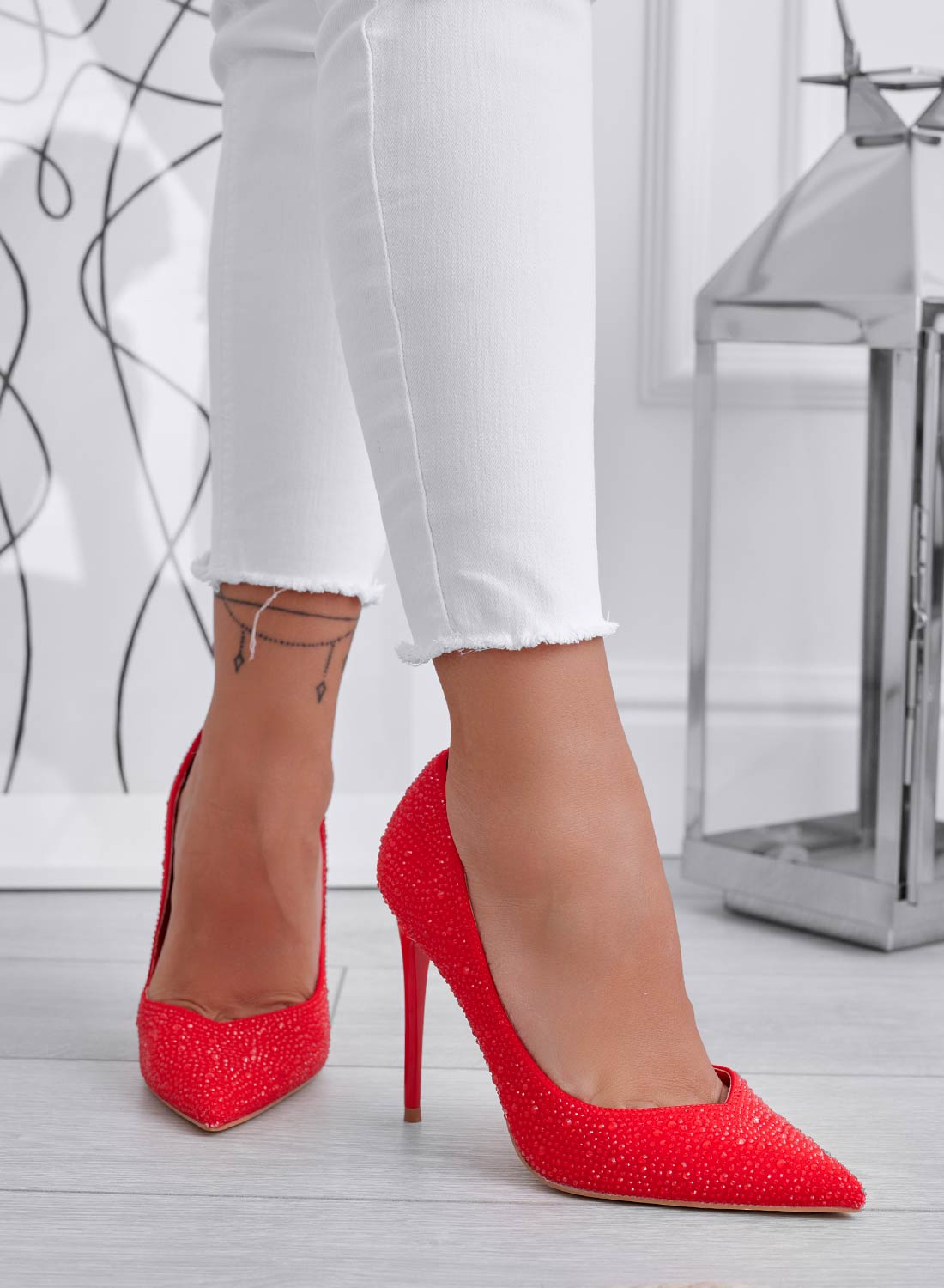 BLANCA - Escarpins rouges ornés de bijoux à talon haut aiguille