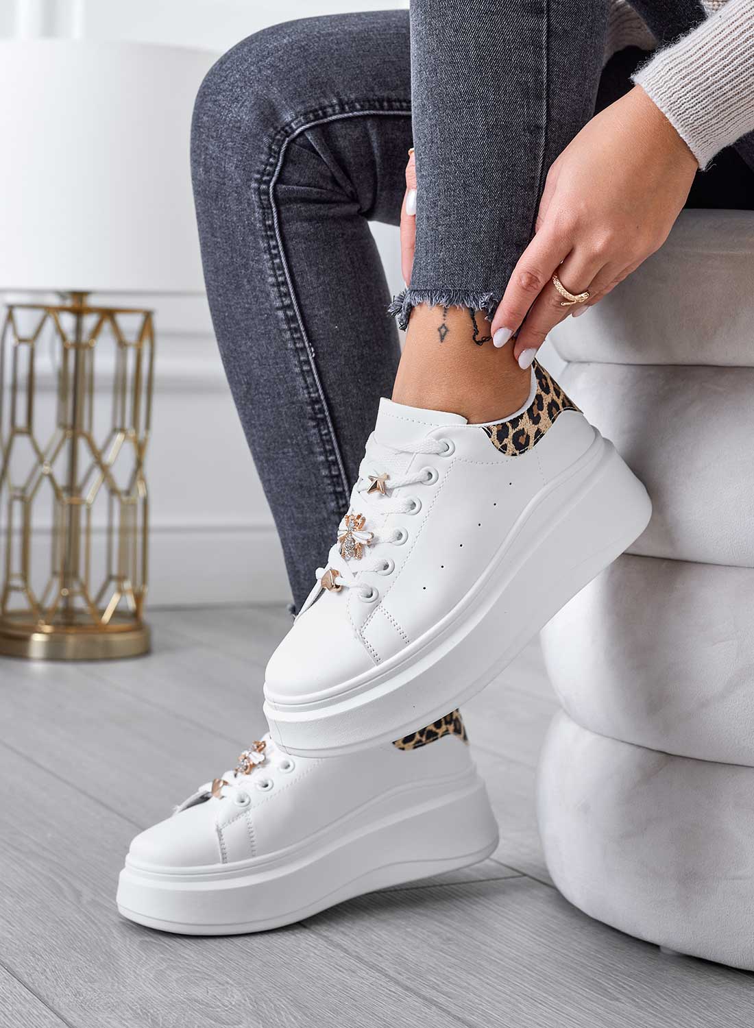 Sneakers bianche con applicazioni oro e retro maculato