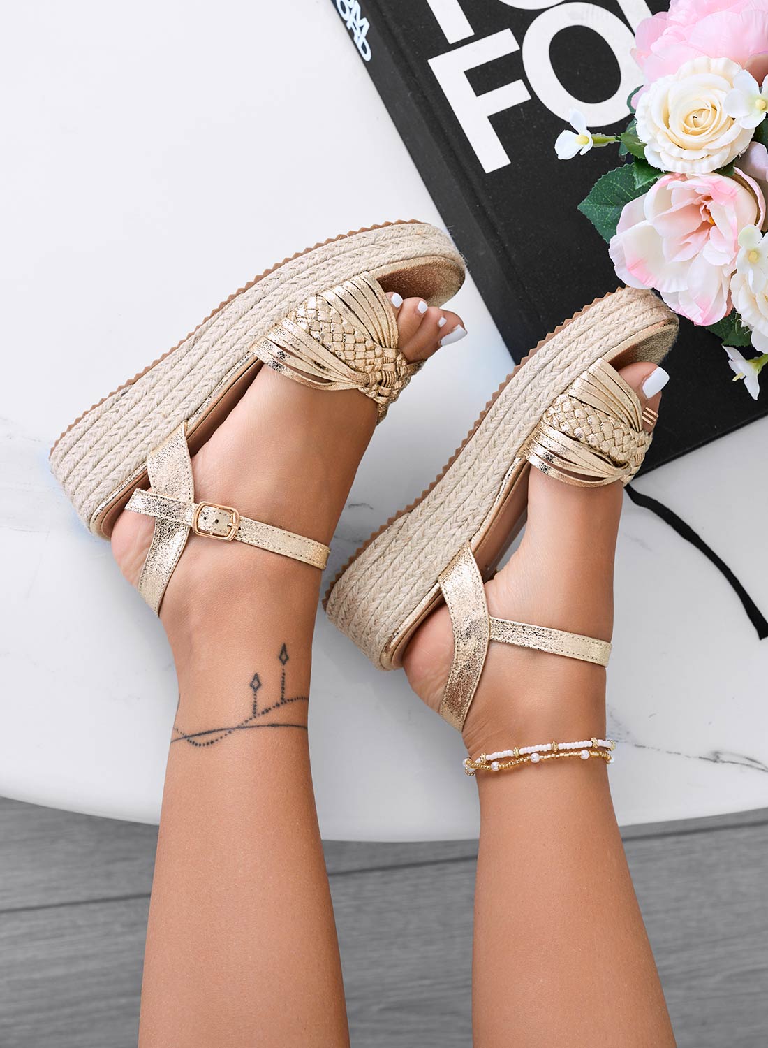 SIDNEY - Sandali oro metallizzati con zeppa in rafia