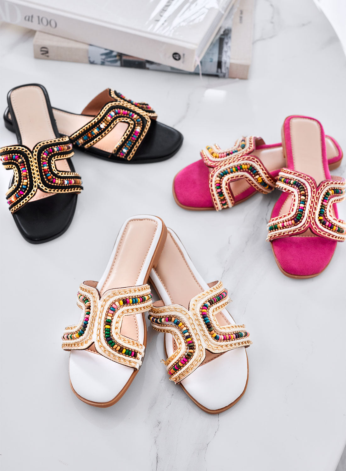 KARMEN - Sandali bianchi Ciabatte flat con perline multicolor e dettagli dorati