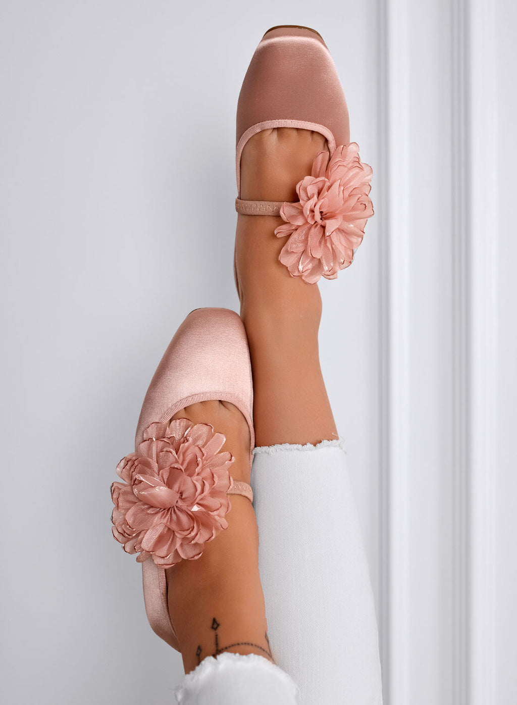 ATHENA - Ballerine rosa Eleganti in Raso con Fiore Decorativo