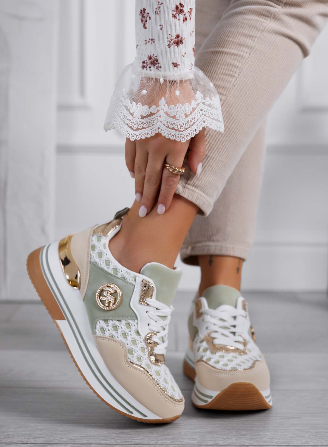 WALKER - Sneakers da donna verdi con dettagli dorati e trama a rete