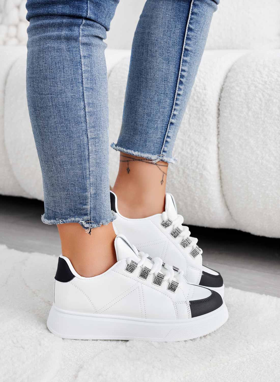 Sneakers bianche nere con inserti in strass