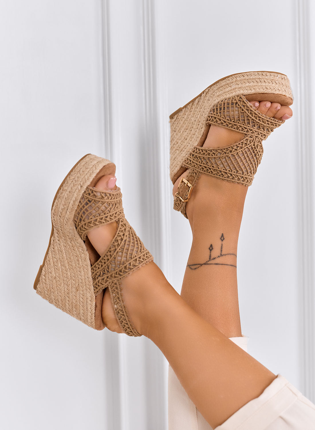 PEARL - Sandales taupe avec semelle compensée en corde et tressage crochet