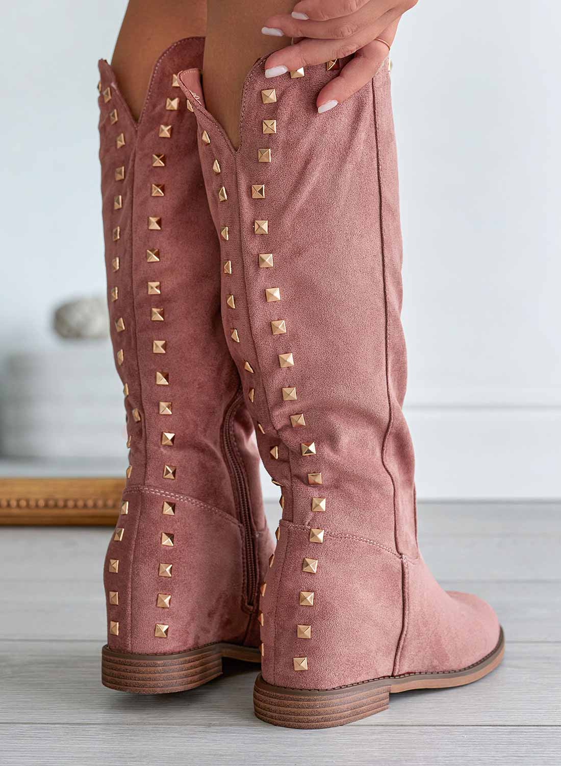 JANINE - Bottes Alexoo en daim rose avec semelle compensée intérieure et clous