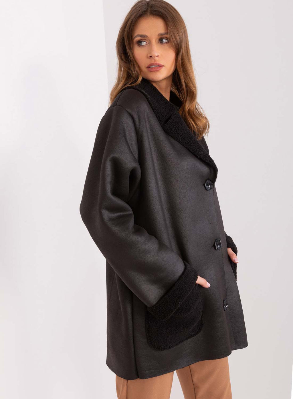 Giacca nera in montone oversize con tasche a contrasto
