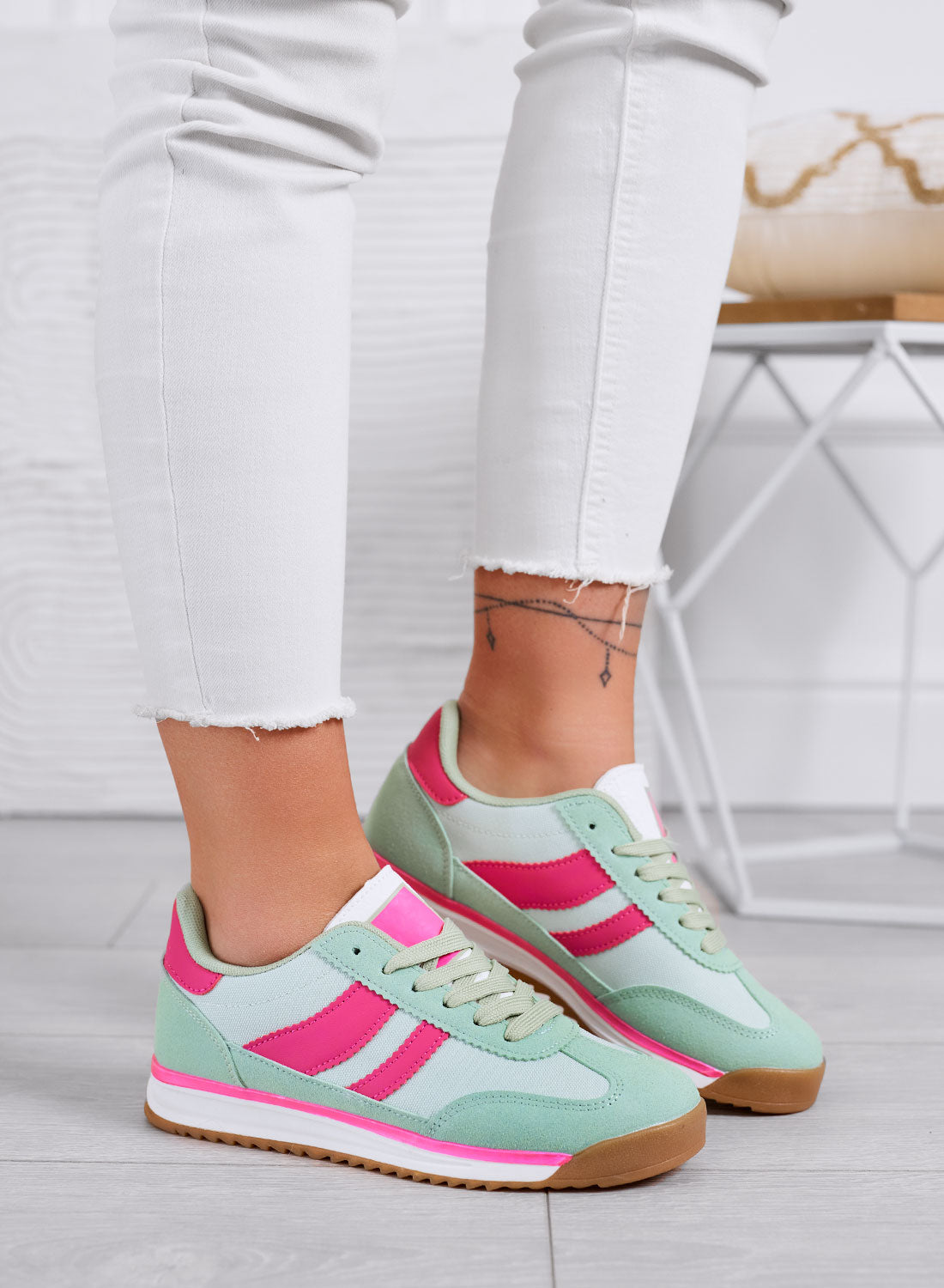 JUNO - Sneakers verdi in tessuto con dettagli fuxia e suola in gomma