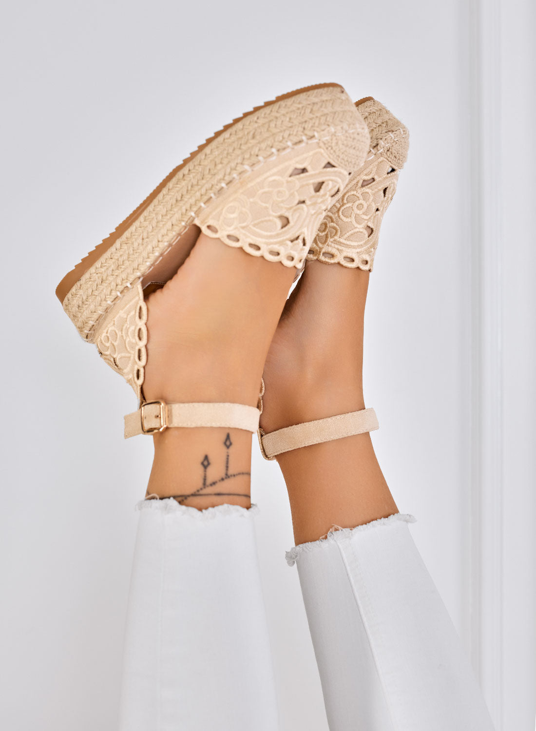 CRISTY - Espadrilles beiges brodées avec bride à la cheville et semelle plateforme en corde