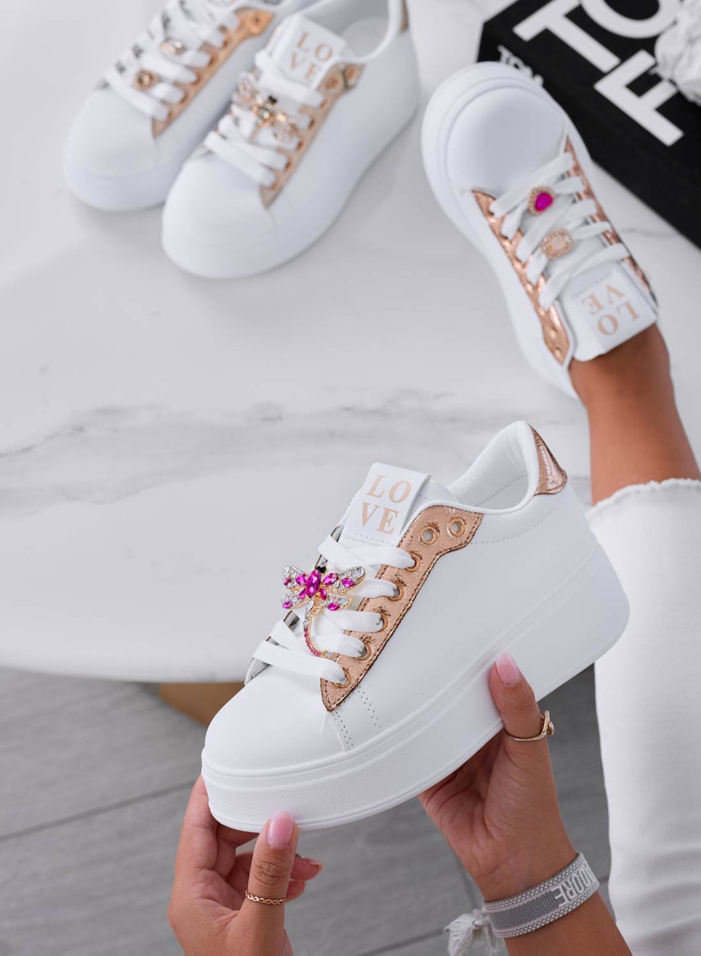 CELY - Sneakers gioiello bianche oro con libellula fuxia